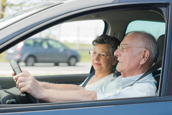 Feliz casal sênior sentado dentro do carro — Fotografia de Stock