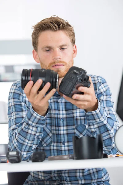 Fotograf, montaż jego aparatu — Zdjęcie stockowe