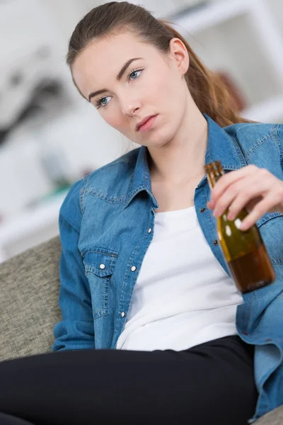 Пьяная женщина на диване — стоковое фото