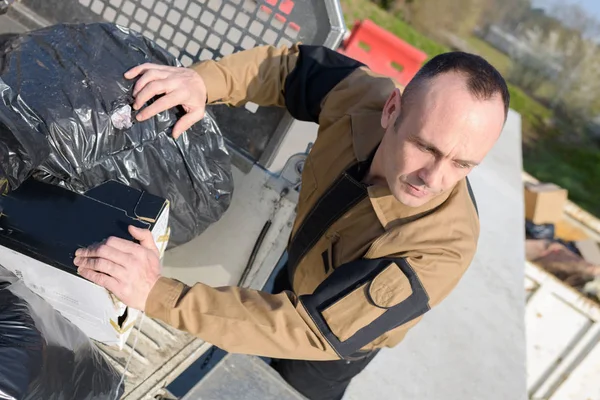 Arbeiter entladen Müllsäcke an der Spitze — Stockfoto