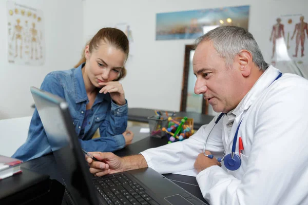 Médico com paciente feminino durante a consulta — Fotografia de Stock