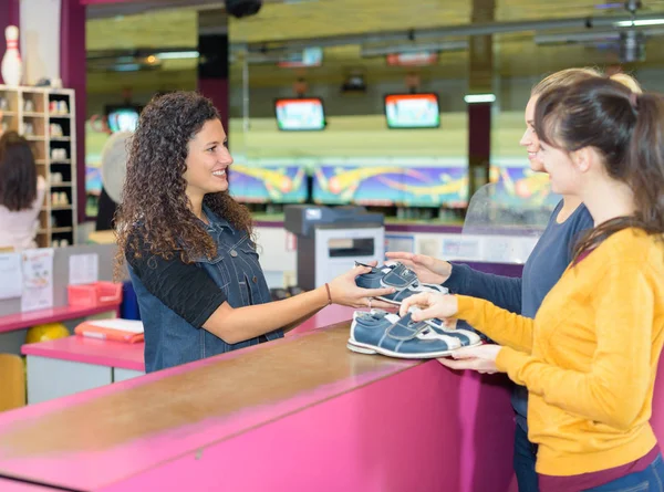 Femmes collectionnant des chaussures pour bowling — Photo