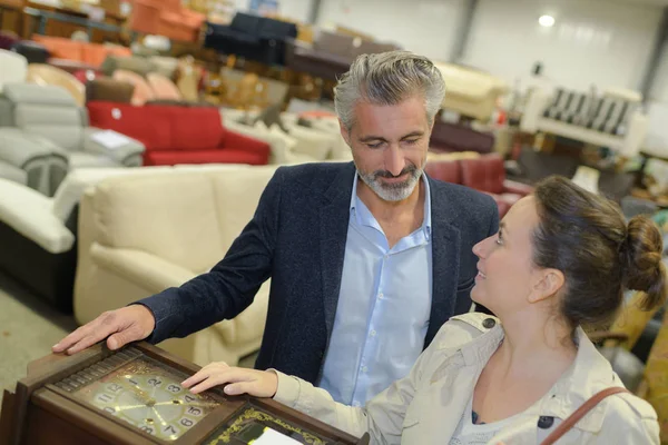 Couple dans magasin de meubles — Photo