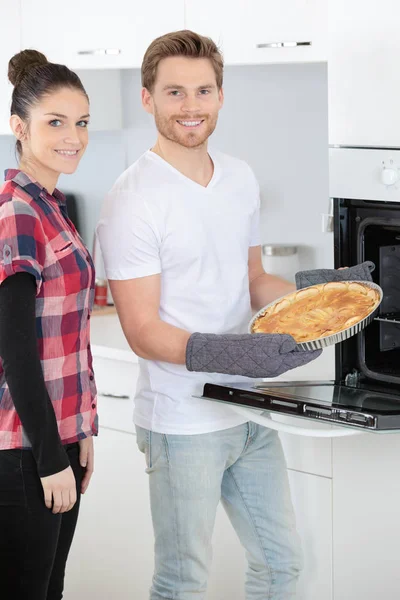 Молода пара випікає яблучний пиріг — стокове фото