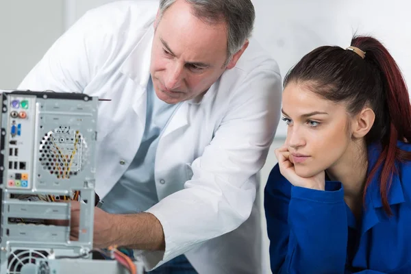 Student i elektroteknik kurs utbildning med lärare — Stockfoto