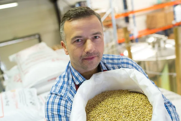 Hombre mostrando el producto de semilla de arroz — Foto de Stock