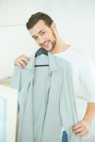 Glücklicher Mann bei der Wahl seines heutigen Outfits — Stockfoto