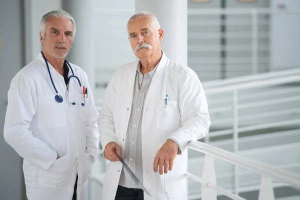 Médicos de último año hablando en el pasillo del hospital —  Fotos de Stock