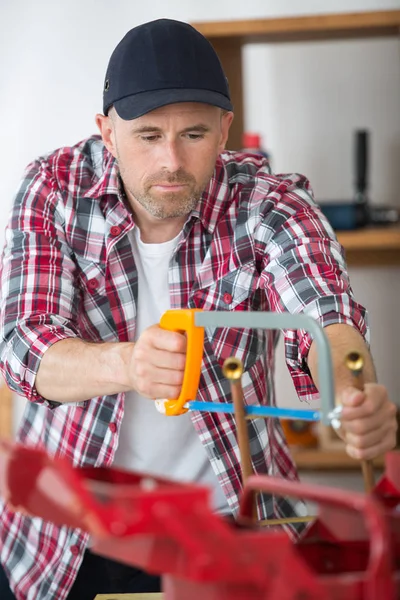 Operaio segare tubo e operaio — Foto Stock