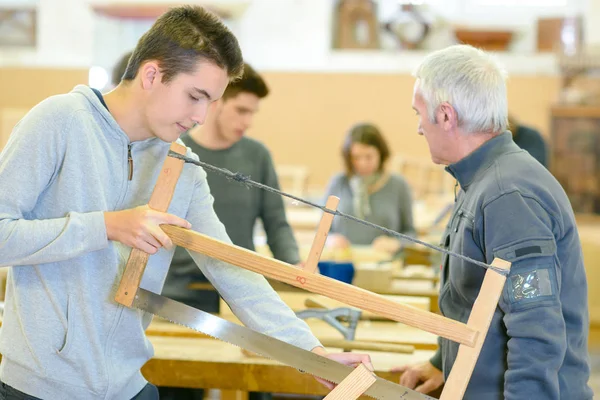 Aprendiz de carpintería en el taller — Foto de Stock