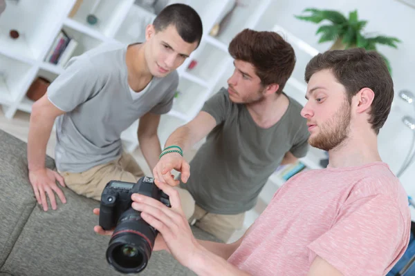 Group of friends photographers taking photo together — Stock Photo, Image