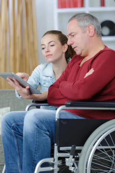 Großvater lernen, wie man ein Tablet bedient — Stockfoto