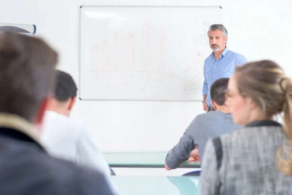 Lehrer schreibt auf die weiße Tafel — Stockfoto