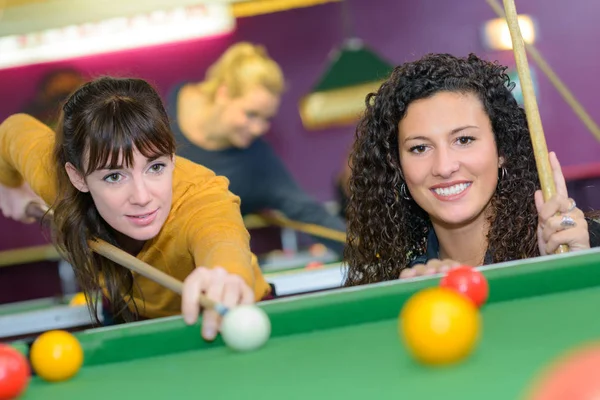 Två kvinnor spelar pool — Stockfoto