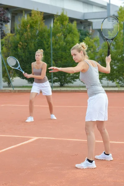 Cerca de dos atractivas jugadoras de tenis tienen una diversión —  Fotos de Stock