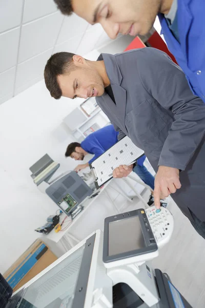 Mannen fastställande foto kopiator — Stockfoto