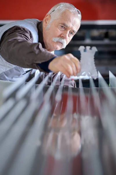 Industriële man werknemer verwerking plaatmateriaal in fabriek werkplaats — Stockfoto