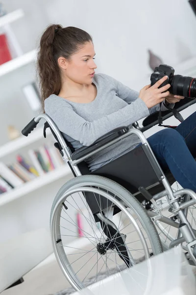 Mulher deficiente tirar fotos com câmera dslr — Fotografia de Stock