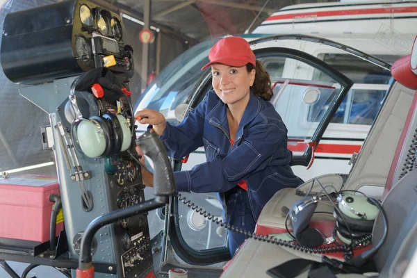 Happy female mechanic and female — Stock Photo, Image