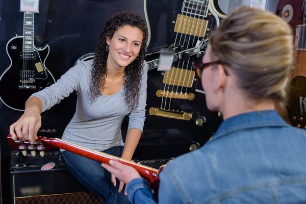 Observando un guitarrista y una guitarra — Foto de Stock