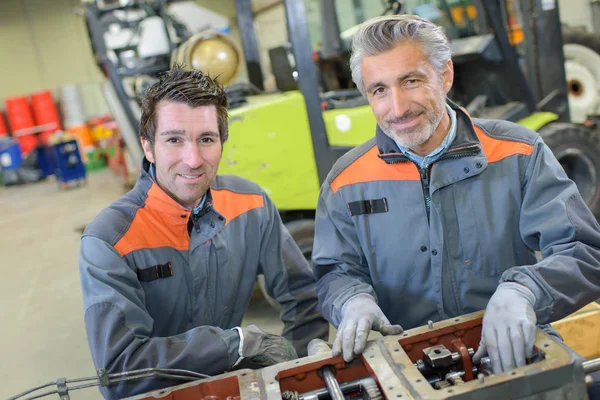 Portret van twee middelbare leeftijd mechanica — Stockfoto