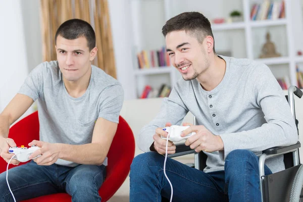 Přátelé hrají videohru — Stock fotografie