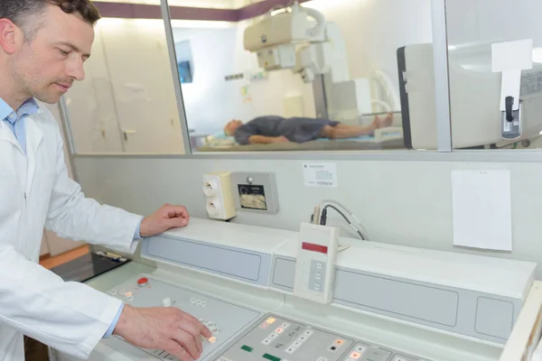 Doctor masculino usando la máquina de resonancia magnética en el hospital —  Fotos de Stock