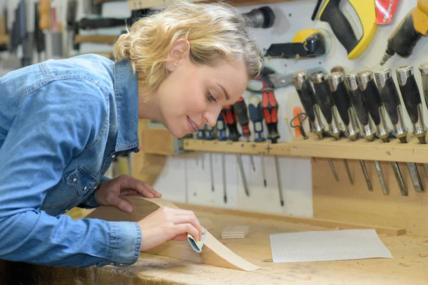 Handslipad träpall med sandpapper — Stockfoto