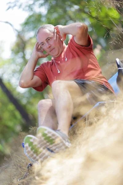 Homem stretchin em um parque — Fotografia de Stock