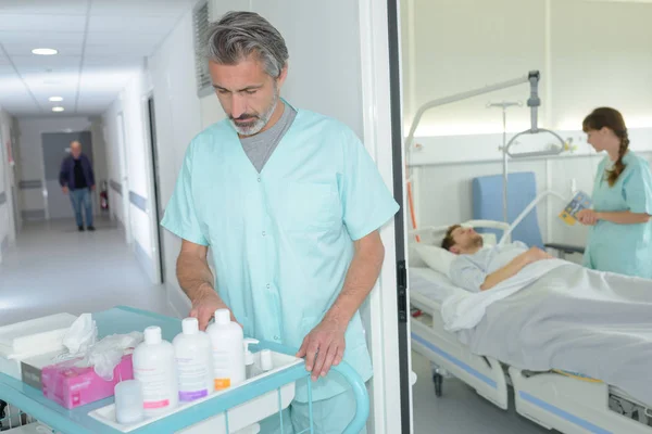 Hübsche ältere männliche Krankenschwester — Stockfoto