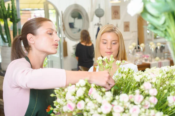 Ajudar um cliente a escolher as flores certas — Fotografia de Stock