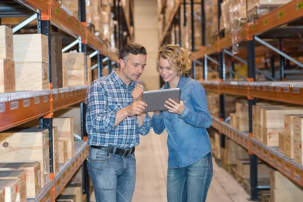 Empresária usando tablet no armazém — Fotografia de Stock