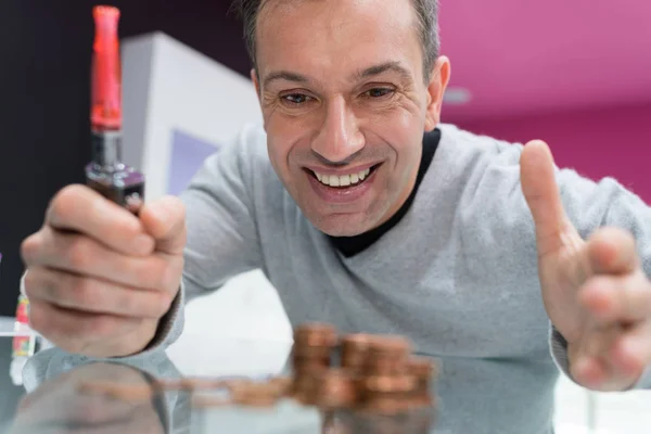 Счастливый человек с электронным браслетом в руках — стоковое фото
