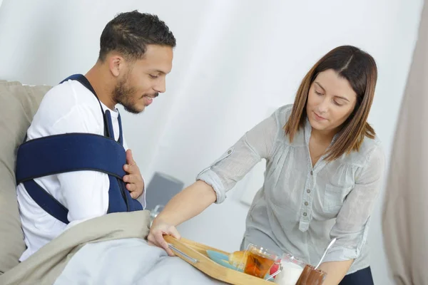 Mooie liefdevolle vrouw zorgzaam over haar zieke man — Stockfoto