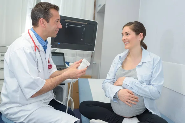 Lékař a těhotná žena — Stock fotografie