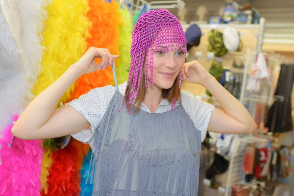 Lady proberen op flapper kostuum — Stockfoto