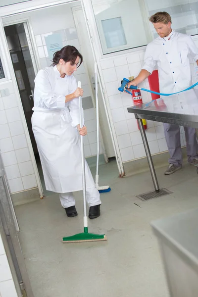 清洁工业厨房地板 — 图库照片