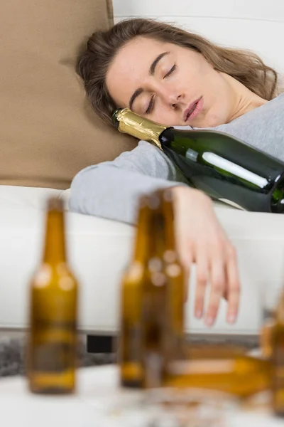 Młodych kobiet Pijane Śpiące na kanapie — Zdjęcie stockowe