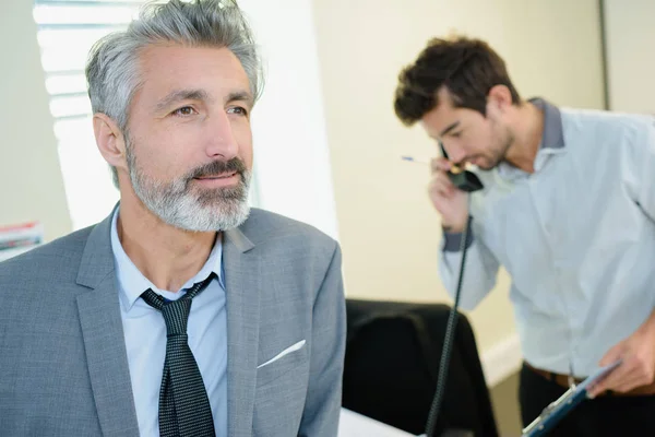 Heureux homme d'affaires au bureau — Photo