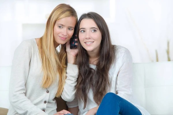 Dva šťastné mladé kamarádky poslouchat konverzaci — Stock fotografie