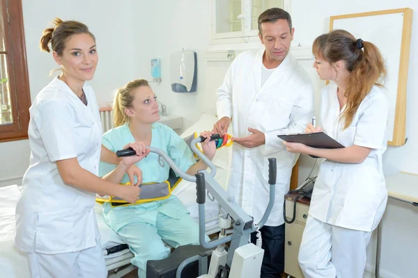 Assisting the recovering patient — Stock Photo, Image