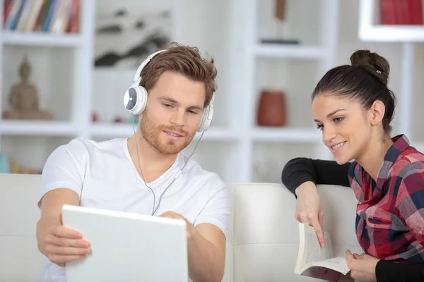 Man using laptop showing screen to girlfriend — Stock Photo, Image