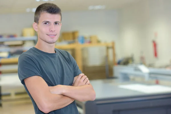 Retrato de un joven con los brazos cruzados — Foto de Stock