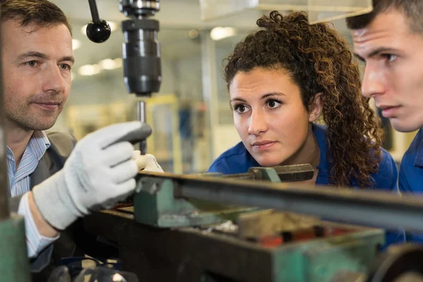 Ingenieur und Auszubildende mit automatisierter Fräsmaschine — Stockfoto