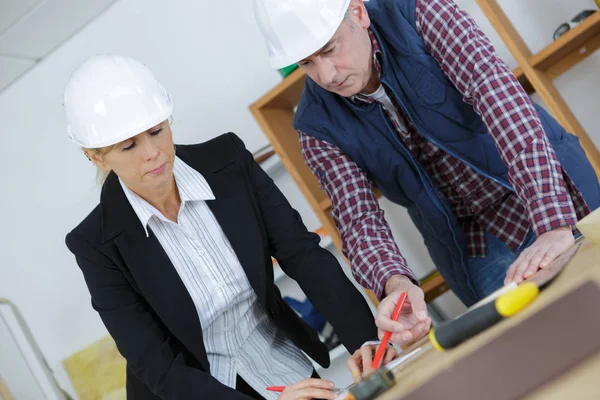 Mujer arquitecta y trabajadora en un área de fabricación —  Fotos de Stock