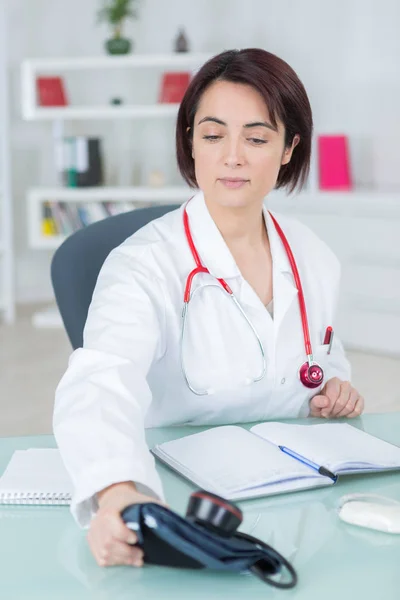 Retrato de jovem médica em seu escritório — Fotografia de Stock