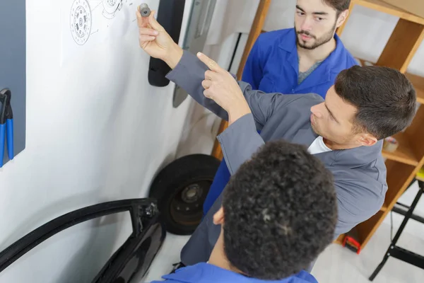 Profesor de educación con estudiante en clase de mecánica — Foto de Stock