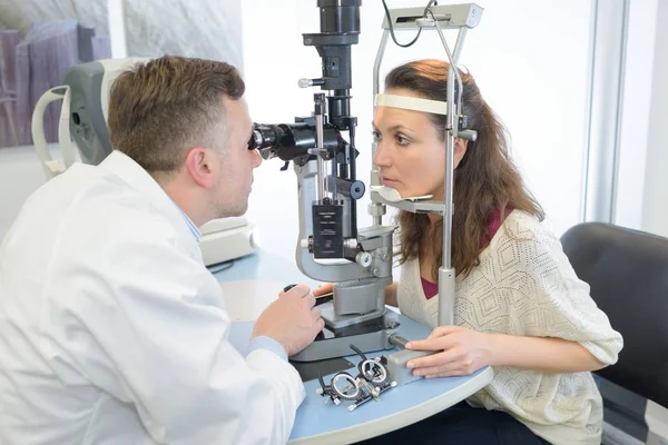 Óptico masculino que da a paciente femenino una prueba del ojo — Foto de Stock