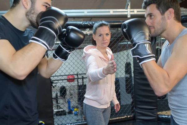 2 боксери чекають на тренера-жінку, щоб почати бійку — стокове фото