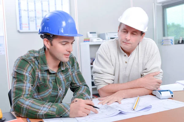 Due architetti che guardano oltre i piani — Foto Stock